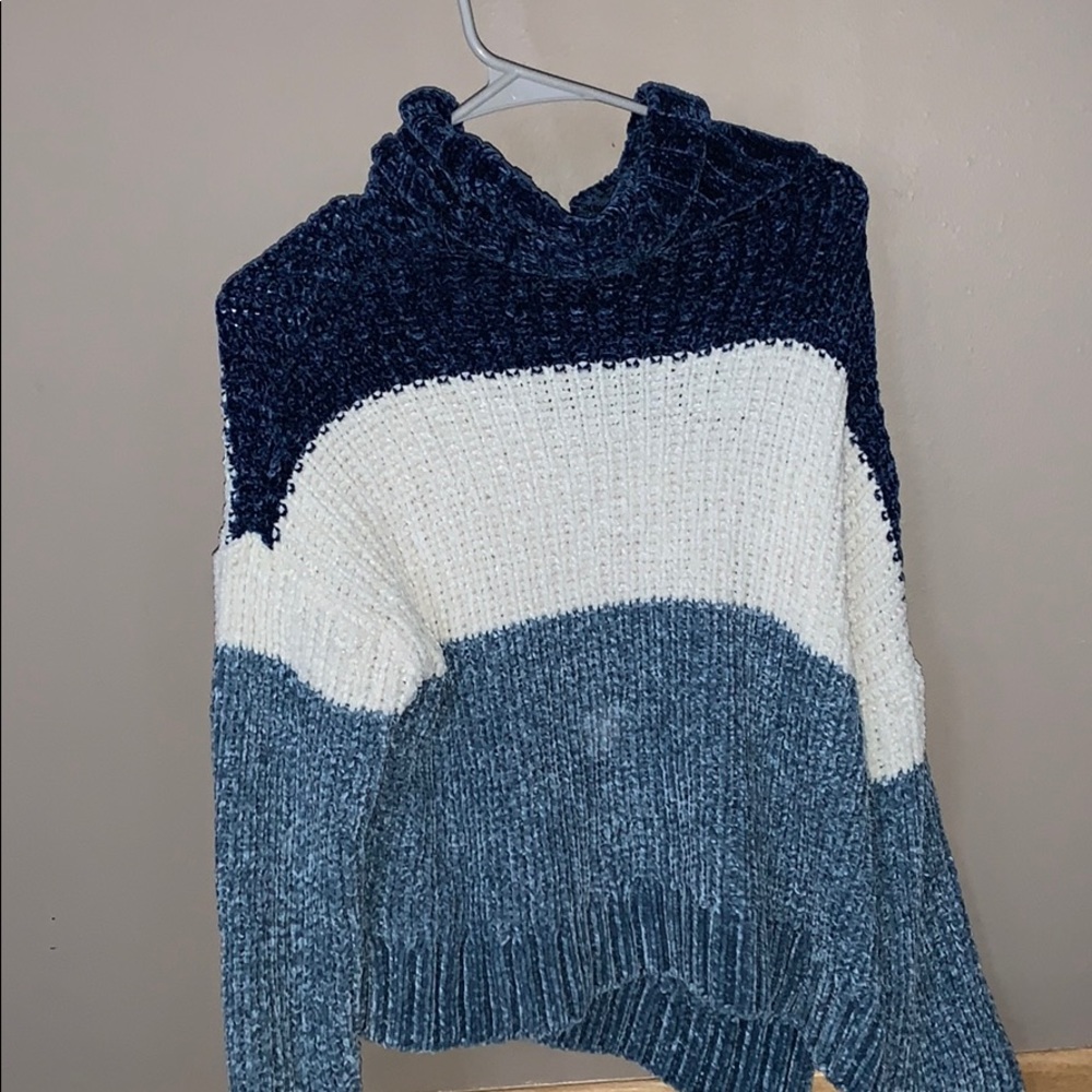 Three colored sweater with thick neck